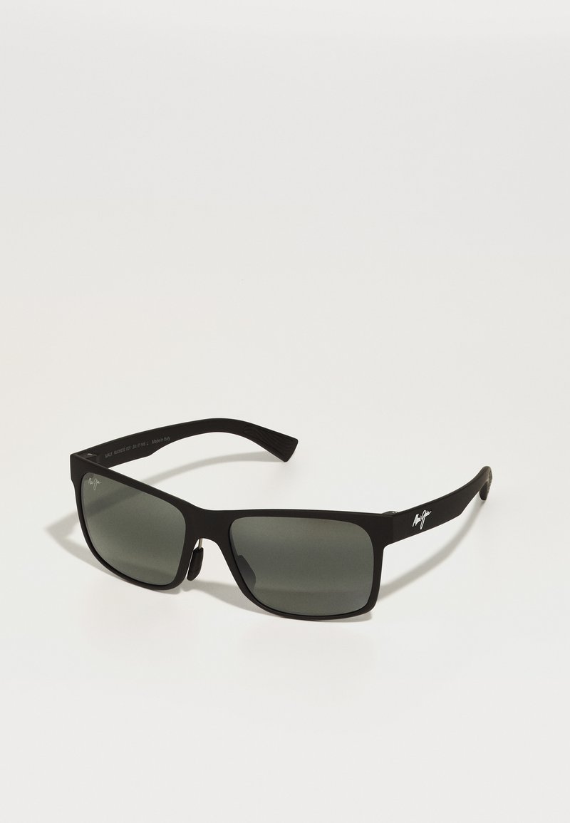 Óculos de sol pretos com armações retangulares, lentes cinza-escuras, textura emborrachada e logótipo na haste. Apresenta almofadas no suporte nasal.