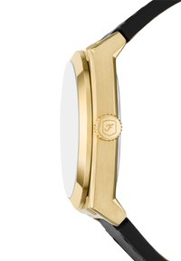Montre en métal doré avec un cadran rond et plat, une lunette lisse et un bracelet en cuir noir ; présente un détail de couronne de marque.