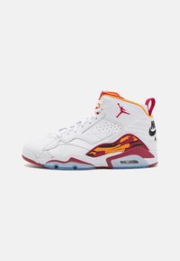 Tenisky Jordan 6 Retro s bielou koženou vrchnou časťou, živými červenými a oranžovými akcentmi a priesvitnou modrou podrážkou.