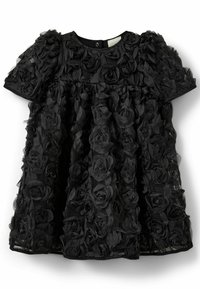 Crna haljina od prozirnog materijala, ukrašena trodimenzionalnim cvjetovima od tkanine. Kratki rukavi i okrugli izrez s kopčanjem na dugme.