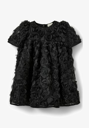 Robe noire en tissu transparent, ornée de roses en tissu tridimensionnelles. Manches courtes et encolure ronde avec une fermeture à bouton.