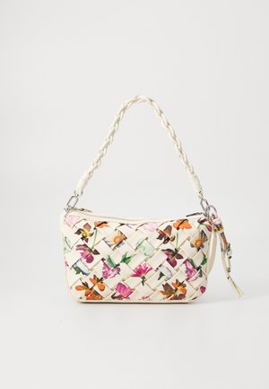 Bolso de mano tejido blanco con asa trenzada y estampado floral colorido, con cierre de cremallera y detalle de borla lateral.