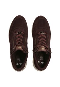 Sneakers in suede bordeaux con punte tonde, chiusura con lacci e doppi zip laterali. Presentano una suola testurizzata e un interno imbottito.