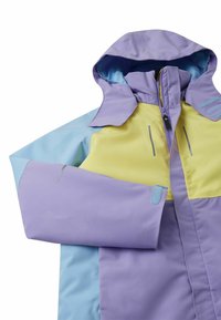 Kolorowa kurtka z kapturem, wykonana z gładkiego, wodoodpornego materiału. Kolory obejmują lawendowy, jasnoniebieski oraz żółte akcenty.