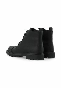Par de botas de cuero negro hasta el tobillo, con cordones, suelas de goma resistente y tiradores en la parte posterior, mostradas desde un ángulo lateral trasero.