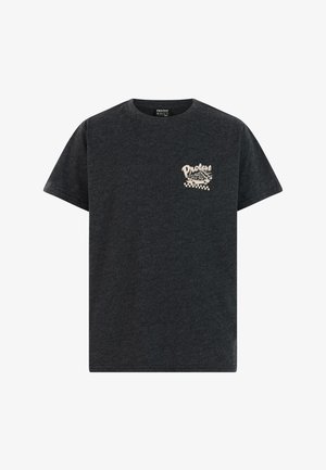Sort T-shirt med korte ærmer og logo på brystet, kombineret med grønne badeshorts med sort detalje og grafisk print. Sorte flip-flops.