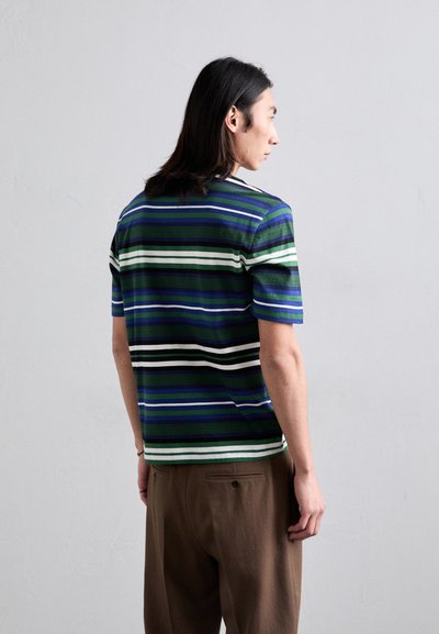 Chemise à manches courtes rayée avec des teintes verticales de bleu, vert et blanc, en tissu texturé et coupe décontractée.