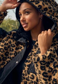 Next REGULAR FIT TEDDY BORG - Zimná bunda - animal print