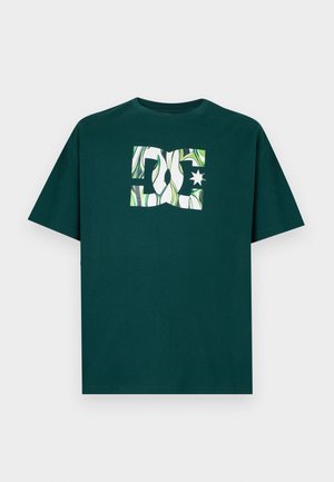 Donkergroene T-shirt met korte mouwen en ronde hals met een gestileerd wit en groen abstract DC-logo in het midden van de borst.