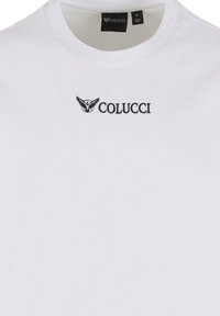 Hvit Colucci-merke t-skjorte med rund hals og svart brodert logo på brystet.