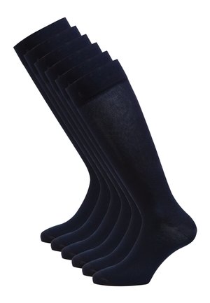 Calze marine al ginocchio realizzate in un materiale liscio ed elastico, con bordo a costine e punta rinforzata per una maggiore durata. Sei paia esposti.