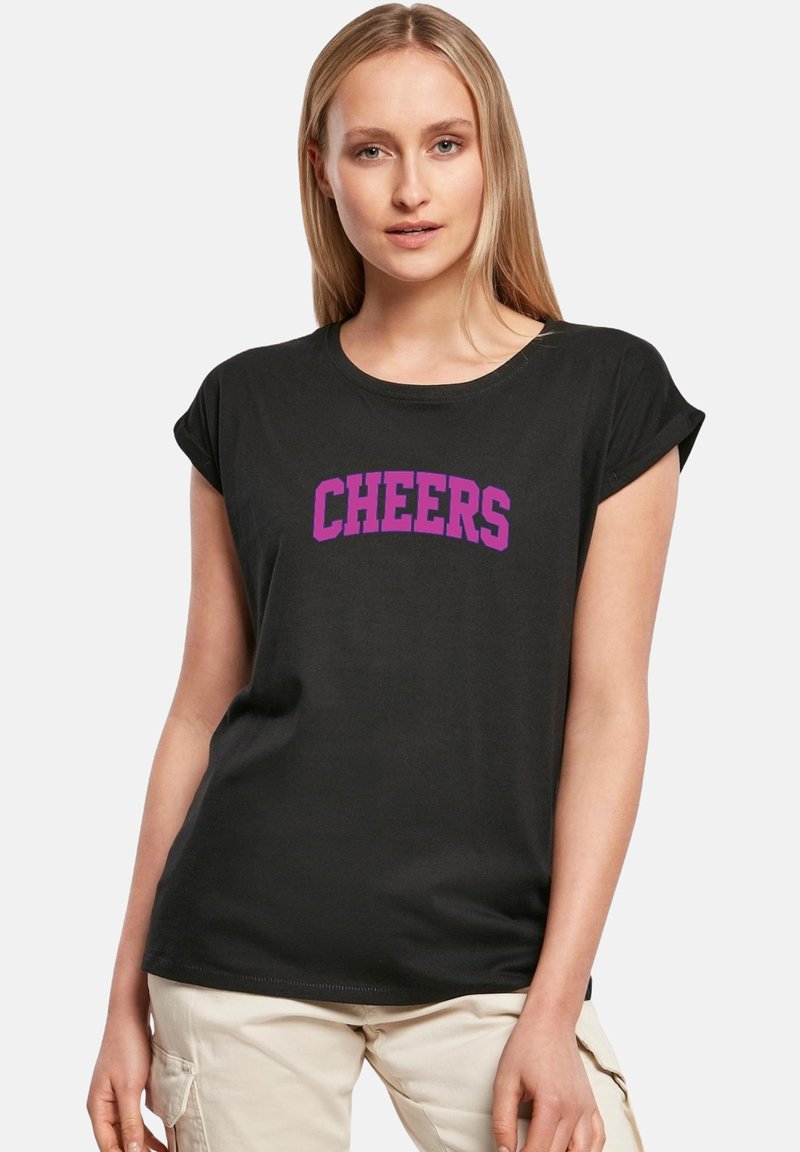Schwarzes Kurzarm-T-Shirt mit geschwungenem, fettem Text "CHEERS" in lila Buchstaben. Weicher Stoff mit lässigem Schnitt und schlichtem Design.