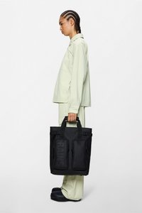 Czarna wodoodporna torba typu tote z dwoma przednimi kieszeniami na suwak i dużym oznaczonym logo obszarem. Gumowana tekstura i solidne podwójne uchwyty.