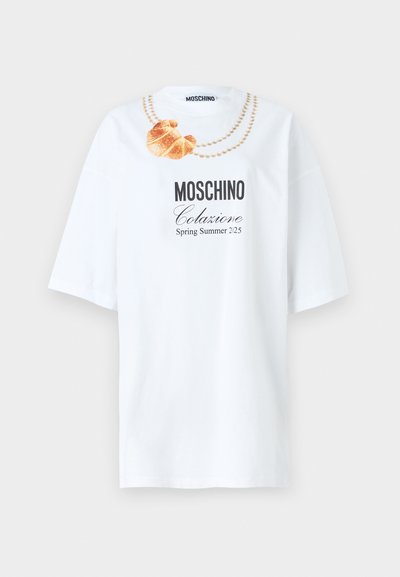 Biała bawełniana koszulka z krótkim rękawem, z grafiką przedstawiającą rogalika i naszyjnik z pereł. Napis brzmi "Moschino Colazione Wiosna Lato 225."
