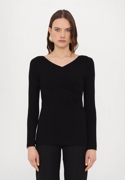 Top negru cu mânecă lungă și decolteu în V, având un design plisat la talie. Fabricat dintr-un material neted, elastic.