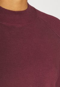 NA-KD Sweter
