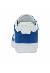 Blau-weißer K-Swiss Sneaker von hinten gezeigt mit gepolstertem Kragen und weißer Gummisohle.