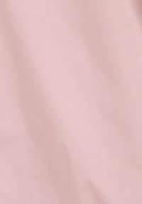 Στερεό απαλό ροζ φόντο με διακριτή υφή υφάσματος και απαλές σκιές.