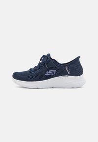 Marineblauer Sportschuh aus Mesh-Gewebe mit strukturiertem Absatz, weißer Zwischensohle und dezentem lila Logo an der Seite.
