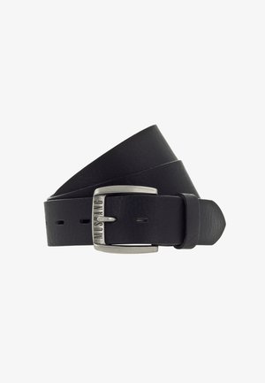 Schwarzer Ledergürtel, zusammengerollt mit silberner rechteckiger Schnalle, graviert mit "MUSTANG" und einem einzelnen Metallstift, der durch ein Loch befestigt ist.