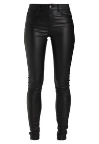 Mustat keinonahkaiset kapeat farkut, joissa on sileä pinta, viiden taskun malli ja vetoketjullinen nepparikiinnitys. Räätälöity istuvuus ja sulava siluetti.