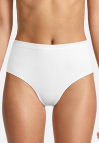 Weiße High-Waist-Slips aus einem glatten, dehnbaren Stoff mit einem schlichten Design und einem elastischen Bund, die volle Abdeckung bieten.