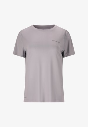 Lys grå atletisk t-shirt i fugtafvisende stof. Korte ærmer, rund hals, subtil branding på forsiden, glat tekstur.