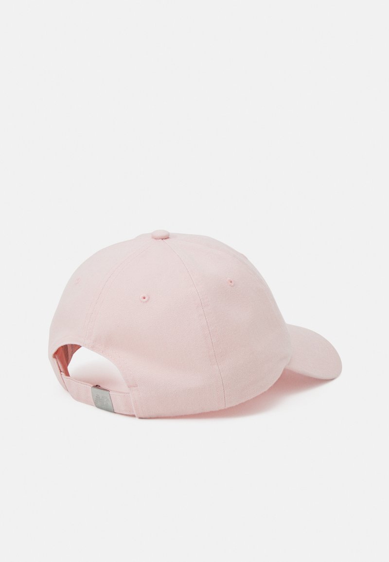 Cappellino da baseball rosa con corona rotonda, chiusura regolabile sul retro e una texture del tessuto liscia. Nessun logo o motivo visibile.