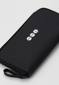 Funda negra con cremallera, de textura mate y suave, con un pequeño lazo para colgar. Presenta tres detalles circulares en relieve en plata.