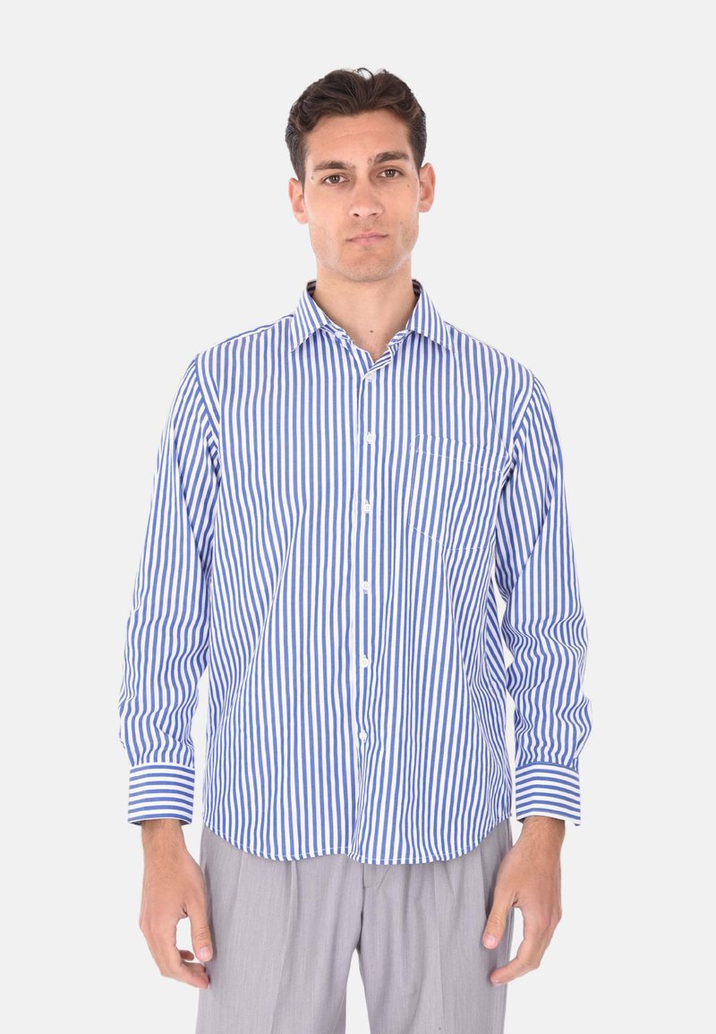 Camicia a maniche lunghe a righe blu e bianche con colletto button-down e tasca sul petto. Tessuto leggero con una texture liscia.