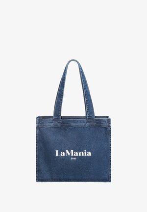 Torba tote z denimu w ciemnoniebieskim kolorze z dwoma mocnymi uchwytami. Na froncie znajduje się białe logo "LaMania 2010". Czysty design, bez dodatkowych akcentów.