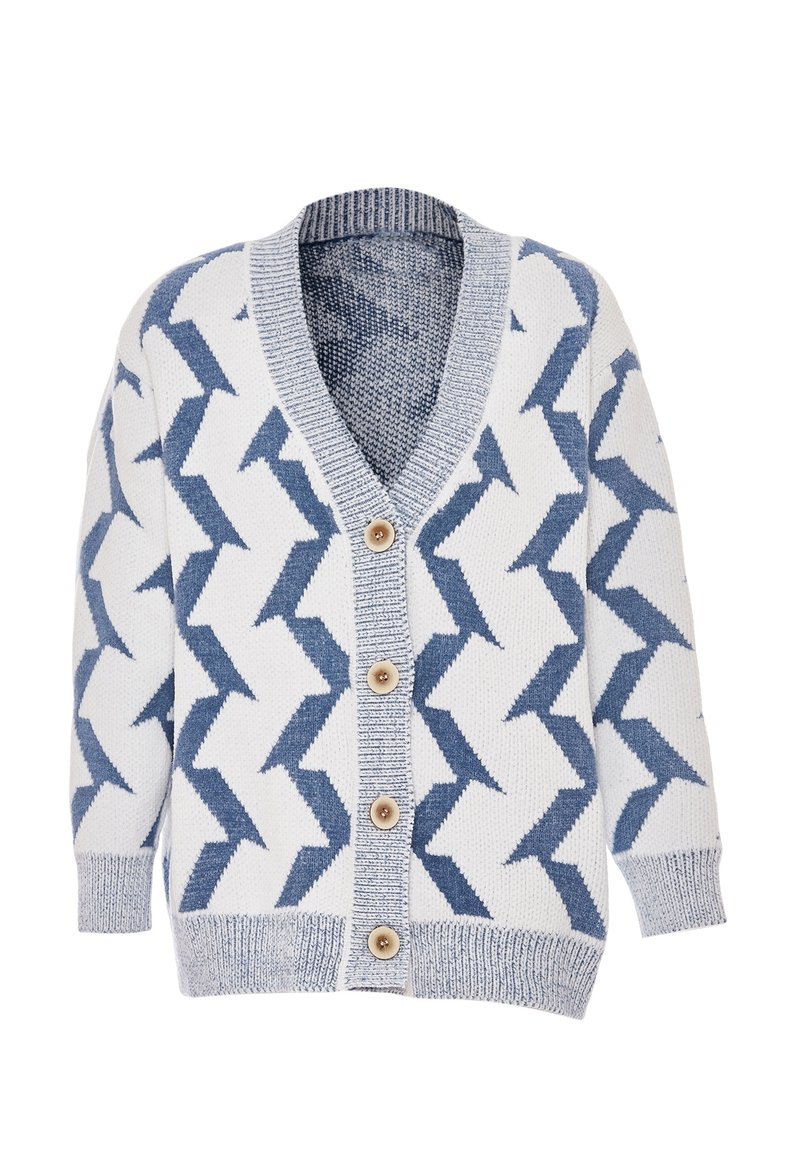 Stickad cardigan i vitt med ett blått geometriskt mönster, V-ringning och fem träknappar. Strukturerad tyg med ribbade muddar.