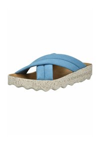 Sandalias de ante azul claro con diseño de tiras entrelazadas y una suela de plataforma texturizada color crema con un borde ondulado.