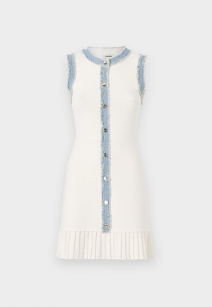 Ærmeløs hvid kjole med et slidset denimpanel og knaplukning ned foran, der har en plisseret bundkant for tekstur.