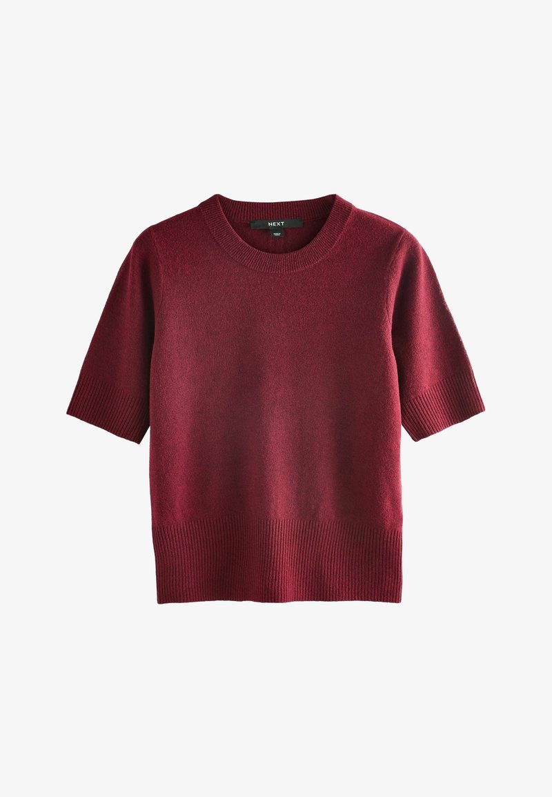 Pull en maille bordeaux à manches courtes avec encolure ronde, poignets et ourlet côtelés, présenté sur un fond blanc uni.