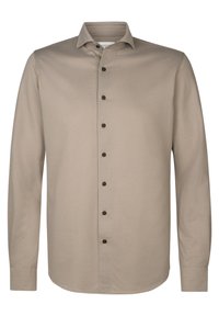 Camisa marrón de manga larga hecha de tela texturizada, con cuello puntiagudo, una botonera frontal con botones oscuros y mangas con puños.