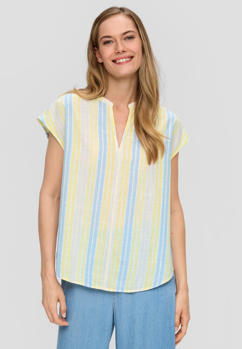 Chemise légère à manches courtes présentant des rayures verticales bleues, jaunes et blanches, avec un décolleté en V et un ourlet arrondi.