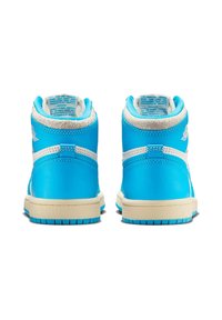 Sneakers alte in materiale sintetico blu brillante con accenti bianchi e un colletto testurizzato. Presentano una suola in gomma e un marchio distintivo.