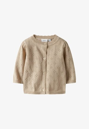 Cardigan en tricot beige avec un col rond, des manches longues et un motif perforé décoratif ; présente cinq boutons à l'avant.