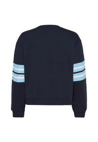Felpa blu navy con collo rotondo, caratterizzata da accenti a righe azzurre sulle maniche e polsini a costine sia sull'orlo che sulle maniche.