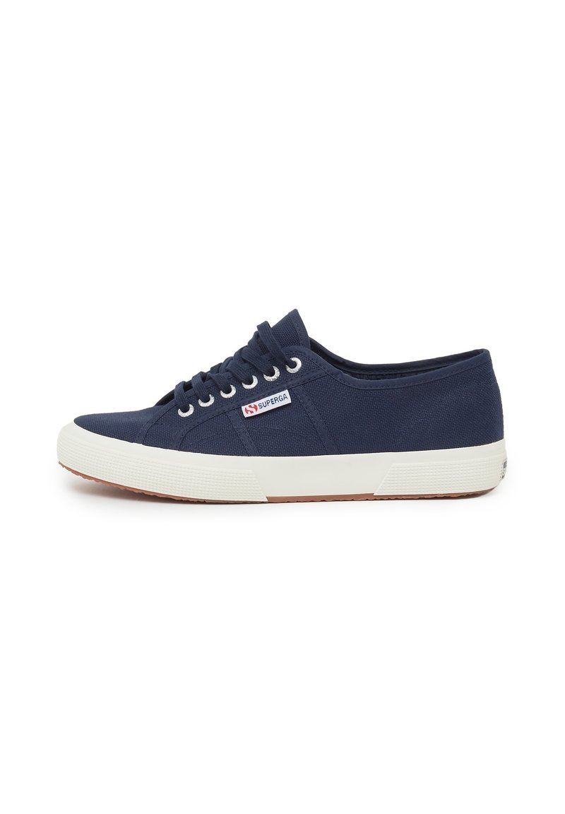 Sneaker in tela navy con suola in gomma bianca, punta tonda, design con lacci e piccolo logo sul lato. Dettagli in tessuto texturizzato.