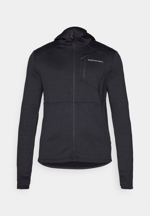 Casaco preto com capuz, feito de tecido texturizado, com fecho de correr completo e bolso no peito. Apresenta um design ajustado e um painel contrastante ao longo dos ombros.