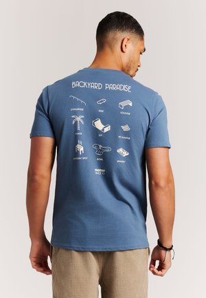 Blauw katoenen t-shirt met een grafische print op de achterkant van diverse activiteiten in de achtertuin en de tekst "BACKYARD PARADISE".