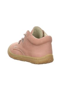 Rosa Leder-Schuh mit weicher Textur, runder Form, niedrigem Knöchlein-Design, beigem Gummisohle und Schnürverschluss.