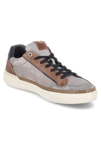 Heren sneakers van grijs suede met bruine leren accenten, featuring een zwarte hak, witte rubberen zool en zwarte veters.