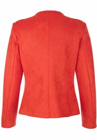 Veste en daim rouge sur mesure avec manches longues et détails cousus le long de l'encolure dos et de la couture centrale.