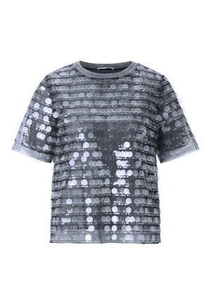 Top gris con lentejuelas y mangas cortas, que presenta filas horizontales de lentejuelas circulares, tela suave y escote de cuello redondo.