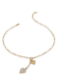 Collier en chaîne dorée avec deux pendentifs en forme de cœur, l'un en or avec une surface texturée et l'autre en argent orné de gemmes transparentes.