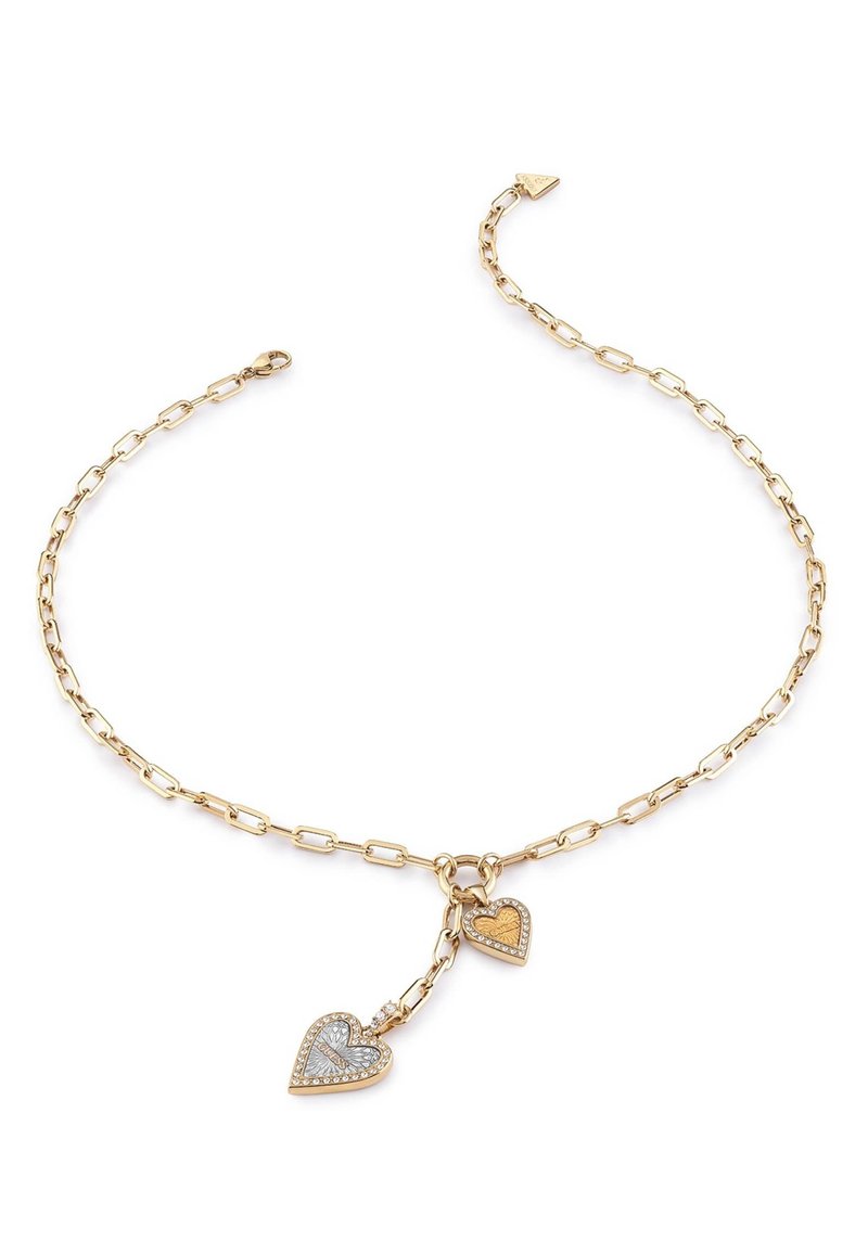 Collier en chaîne dorée avec deux pendentifs en forme de cœur, l'un en or avec une surface texturée et l'autre en argent orné de gemmes transparentes.