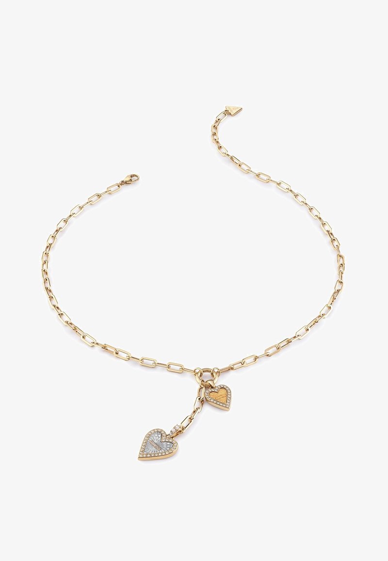 Goldkette mit zwei Herzanhängern, einer in Gold mit strukturierten Oberflächen und einer in Silber, der mit klaren Edelsteinen verziert ist.